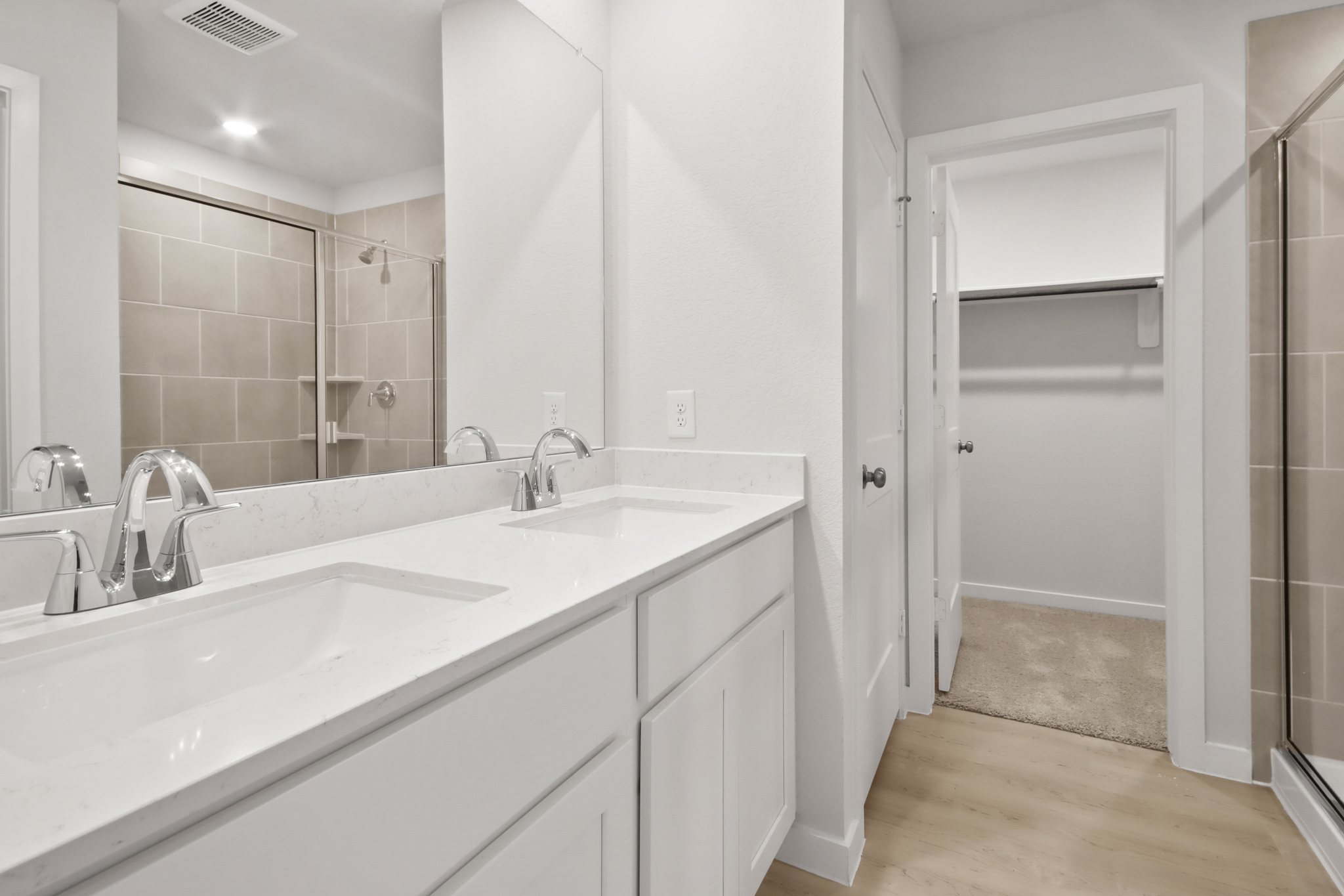 A bathroom with a sink and a mirror.